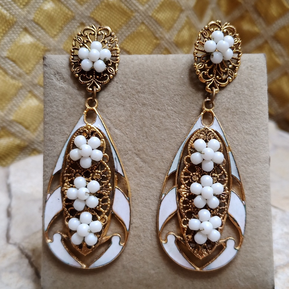 Vintage white enamel milk glass drop earrings fligrie